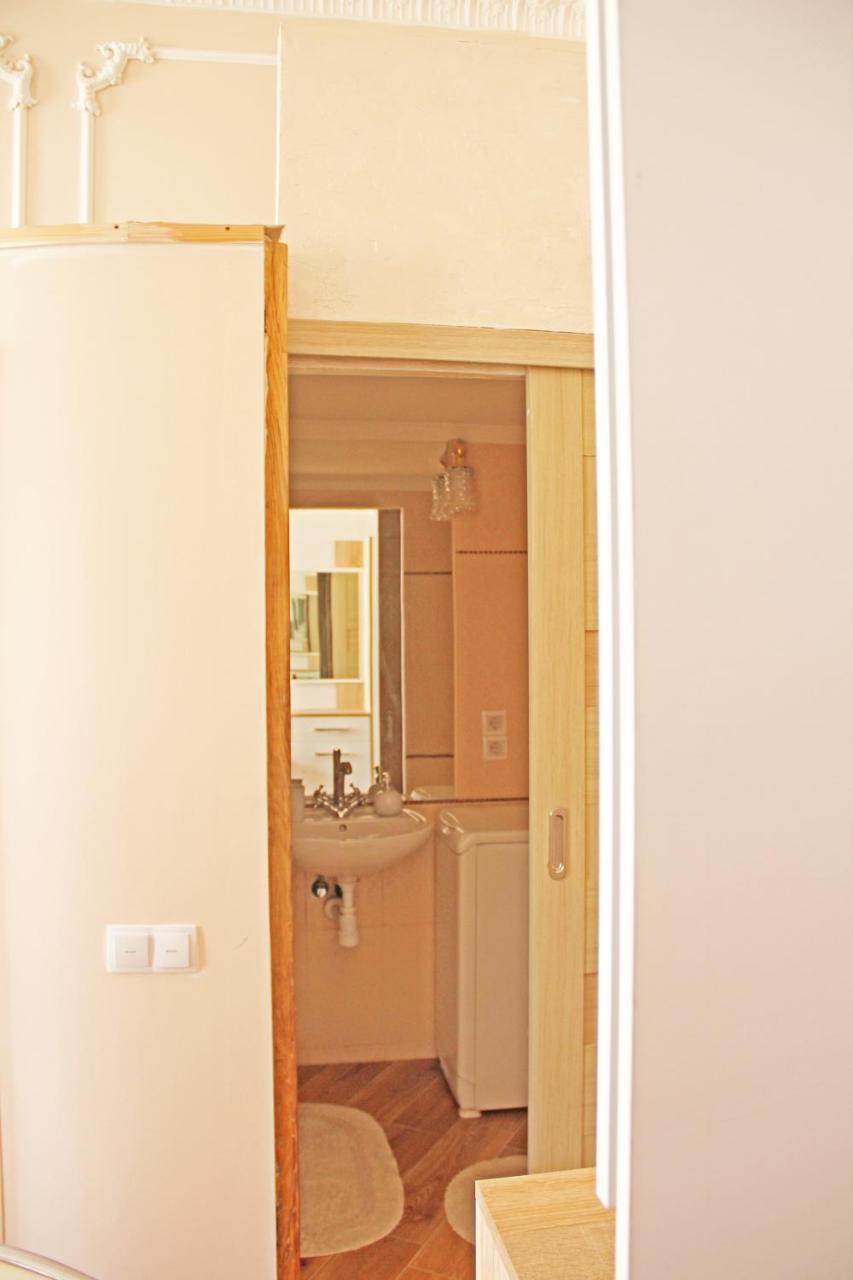 Apartment In The City Center Ivano-Frankivsk Ngoại thất bức ảnh