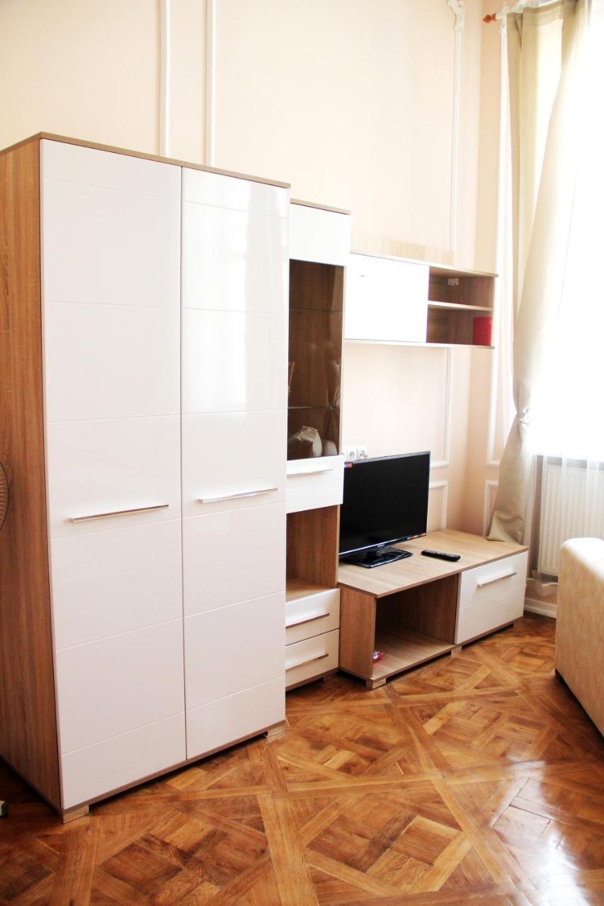 Apartment In The City Center Ivano-Frankivsk Ngoại thất bức ảnh