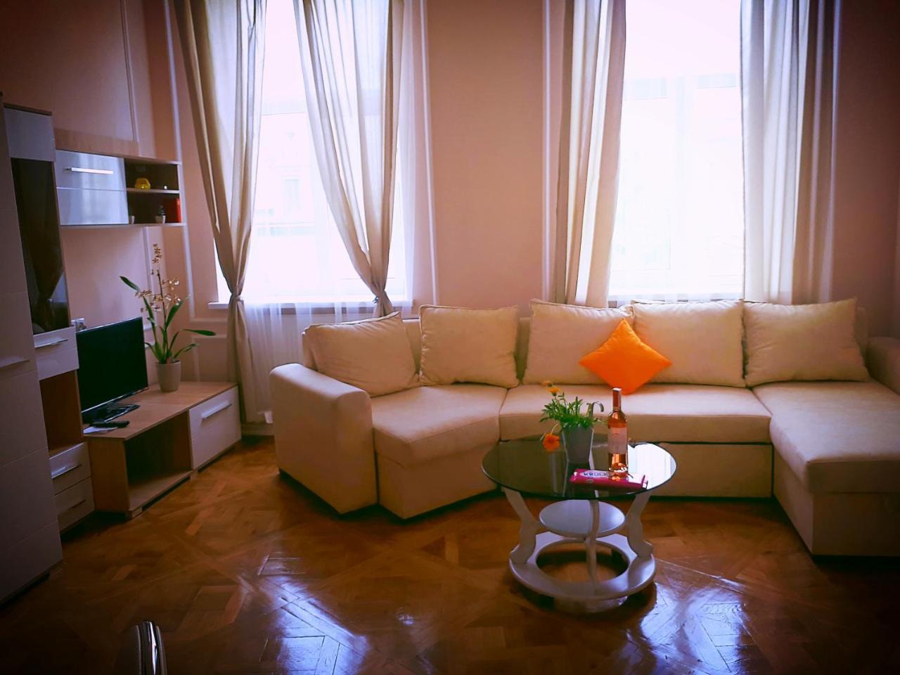 Apartment In The City Center Ivano-Frankivsk Ngoại thất bức ảnh
